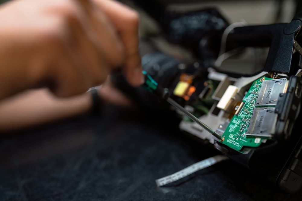 Elektronik cihaz bileşenleri üzerinde teknik inceleme